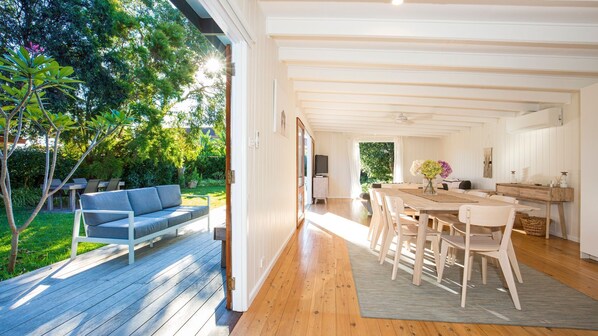 Outdoor dining - Beachwood - Firepit - Pet Friendly - 2 Mins Walk to the Beach (Callala Beach)