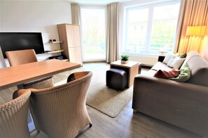 Smart-TV, DVD-Player, Bücher, Stereoanlage