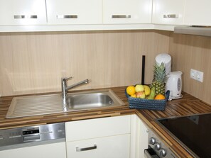 Wasserkocher mit Kaffee-/Teezubehör, Kühlschrank, Mikrowelle, Ofen
