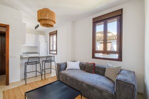 Appartement, 1 chambre | Cuisine privée | Mini-réfrigérateur, four à micro-ondes, cafetière-théière, grille-pain
