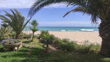 Una spiaggia nelle vicinanze