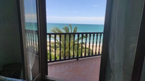Ein Balkon mit Blick auf Strand und Meer.
