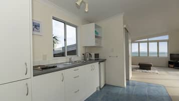 Fridge, oven, stovetop, electric kettle