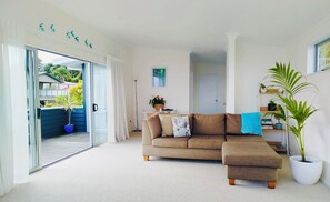 TV, DVD player, books - Top Apartment with Sea Views & Beach Access (Coopers Beach)