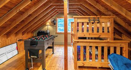 Blue Flower Cabin - 10 acres, private, hot tub, fire pit