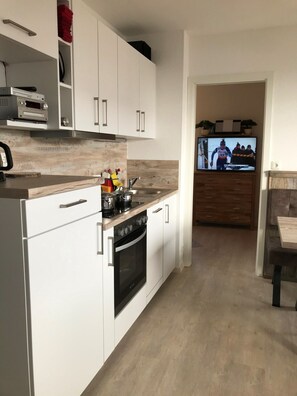 Fridge, oven, stovetop, dishwasher