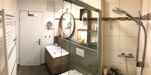 Shower, hair dryer, towels - AlpenKastl for 1-3 persons 40 square meters, living room/kitchen, bedroom, shower/WC, balcony, WLAN (Schleching)