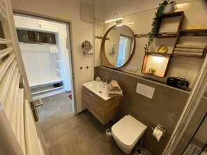 Shower, hair dryer, towels - AlpenKastl for 1-3 persons 40 square meters, living room/kitchen, bedroom, shower/WC, balcony, WLAN (Schleching)