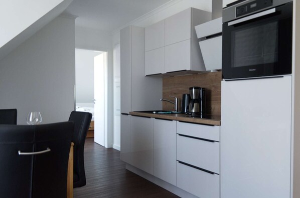 Fridge, oven, stovetop, dishwasher