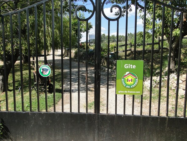 A metal gate with a sign that reads "Gîte" and "Gites de France.com". - Holiday rentals Rosemary (Beynes)