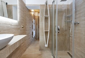 Habitación estándar con 1 cama matrimonial o 2 individuales | Baño | Regadera y toallas 