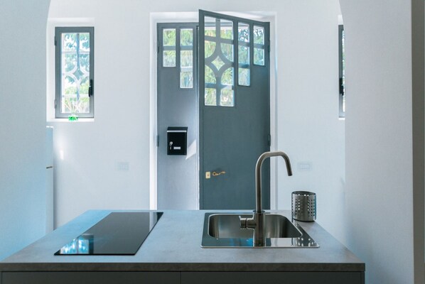 Kjøleskap og kokeplater