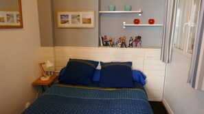 1 غرفة نوم ومكواة/لوح كي وملاءات أسرّة