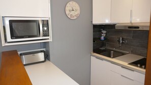 ثلاجة، ميكروويف، موقد طهي مسطح، ماكينة لصنع القهوة/الشاي