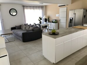 Smart TV, DVD player - Maison Familiale au Calme Avec Piscine et Terrain de Pétanque Proche des Plages! (La Garde)