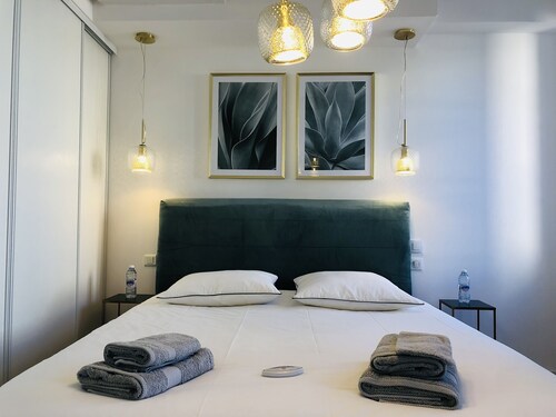 Historic heart, beautiful renovated air-conditioned apartment.