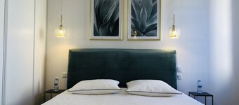 Historic heart, beautiful renovated air-conditioned apartment.