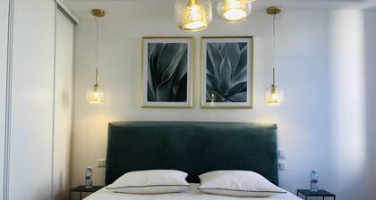 Historic heart, beautiful renovated air-conditioned apartment.