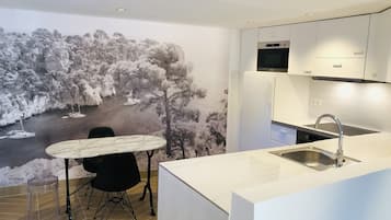 Réfrigérateur, micro-ondes, four, plaque de cuisson