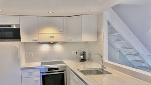 ماكينة لصنع القهوة/الشاي، ثلاجة، ميكروويف، فرن
