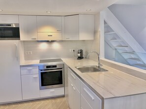 Frigorifero, microonde, forno, piano cottura