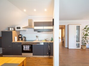 Kühlschrank, Mikrowelle, Ofen, Geschirrspüler