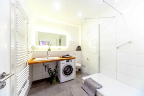 Shower, hair dryer, towels