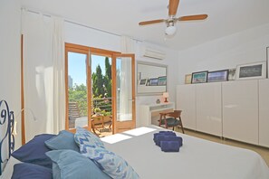 3 slaapkamers, een strijkplank/strijkijzer, gratis wifi, beddengoed