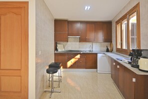 Een koelkast, een oven, een vaatwasser, een koffiezetapparaat/waterkoker