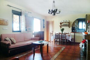 Een televisie en een open haard