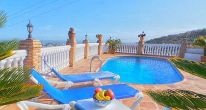 Large pool and breathtaking views over the Costa Tropical