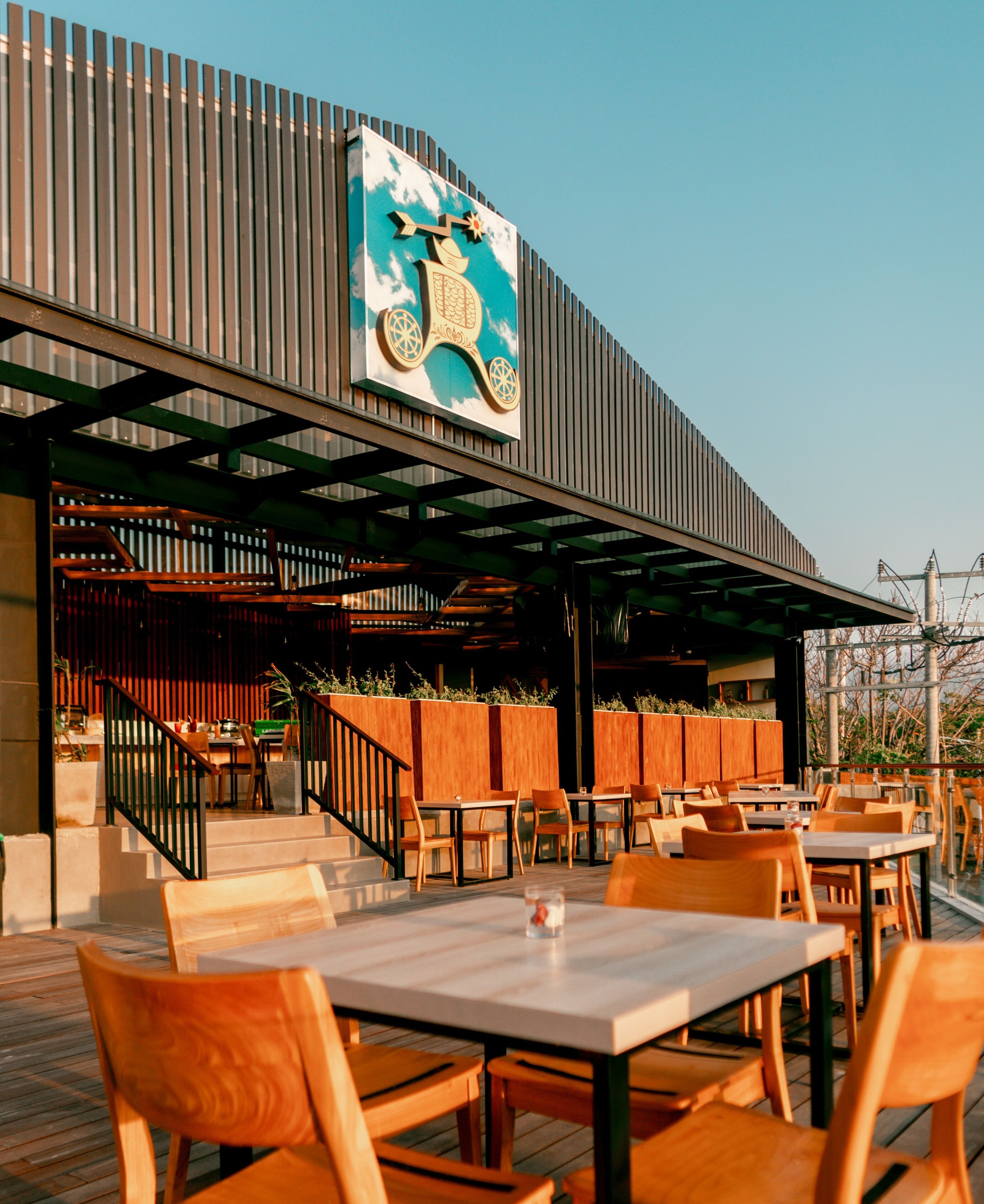 朝食、ランチ、ディナーに営業