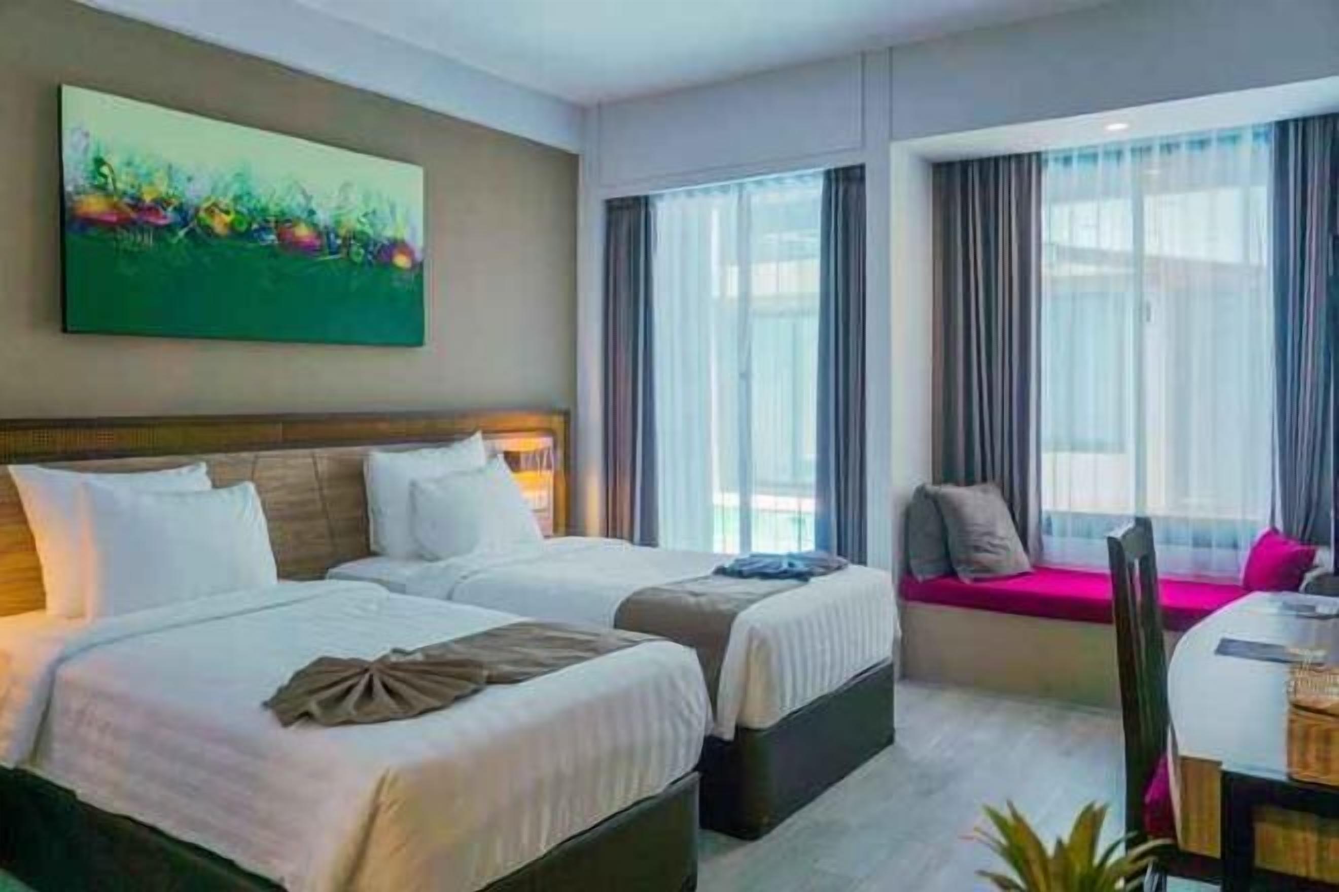 Minibar, caja de seguridad en la habitación y escritorio 