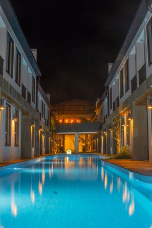 Minibar, caja de seguridad en la habitación y escritorio