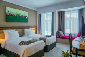 Minibar, caja de seguridad en la habitación y escritorio