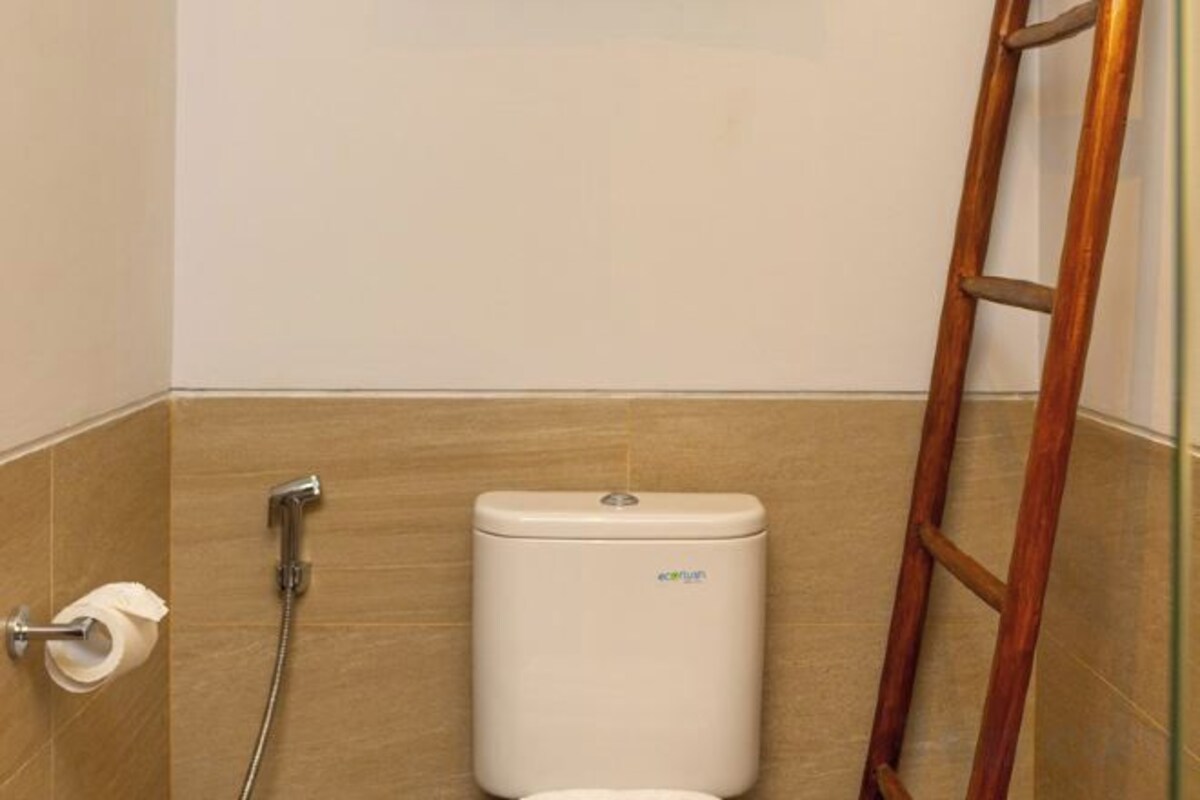 Douche, douche à « effet pluie », articles de toilette gratuits