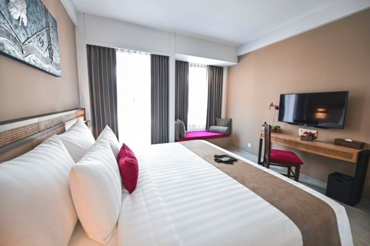Deluxe Pool View Room