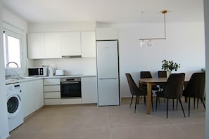 Habitación de lujo doble | Cocina privada | Frigorífico, hervidor eléctrico, utensilios de cocina y mesa de comedor