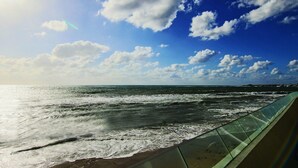 A view of the ocean from a window with a clear sky and clouds. - Phaedrus Living: Seaview Luxury Flat Limnaria 151 (Paphos)