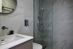 Luxury Double Room | Bathroom shower - Phaedrus Living: Seaview Luxury Flat Limnaria 151 (Paphos)