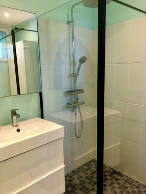 Badewanne, Haartrockner, Handtücher, Seife