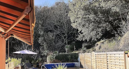 Villa d'inspiration toscane en Cévennes avec terrasses, jardin piscine et gßte