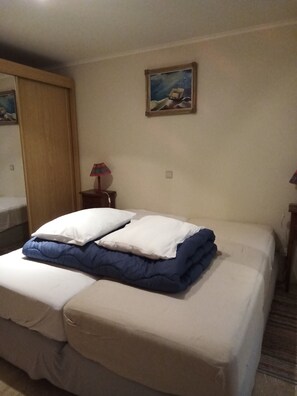 2 slaapkamers, een strijkplank/strijkijzer