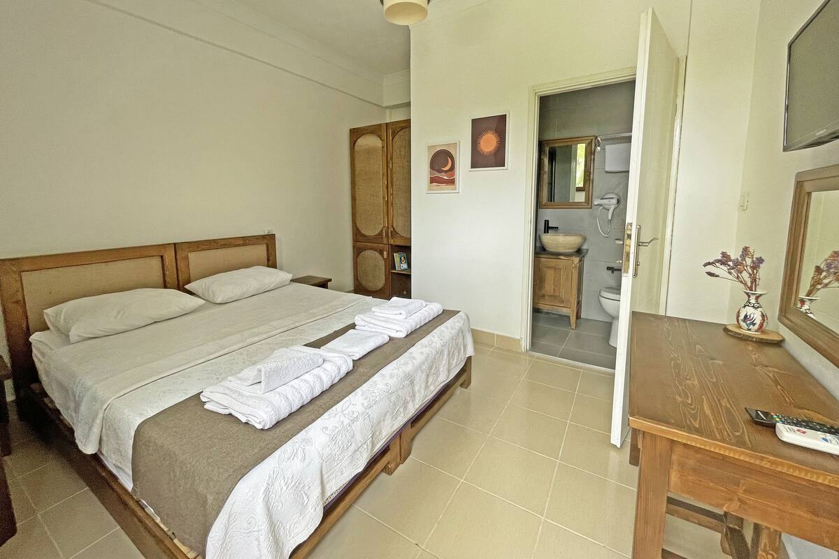 Standard Double Room, Garden View | Minibar, free WiFi, bed sheets