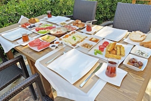 Free daily buffet breakfast  - Malbec Otel (Bozcaada)