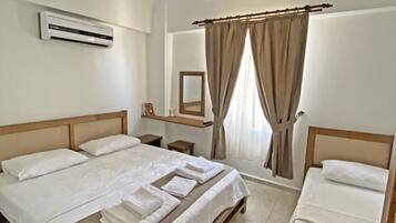 Habitación triple estándar, vistas al jardín | Minibar, wifi gratis, ropa de cama