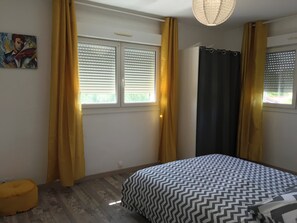 2 quartos, ferros/tábuas de passar roupa, berço de viagem