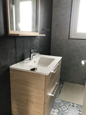 Shower, toilet paper - T3 Neuf A 400 DE LA Plage (Angoulins)