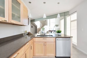 Réfrigérateur, four à micro-ondes, un four, surface de cuisson