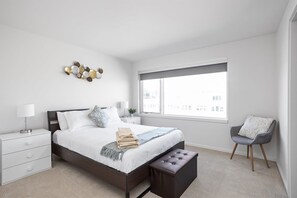 Căn hộ (Multiple Bedrooms) | 7 phòng ngủ, bàn, khu vực làm việc phù hợp cho laptop